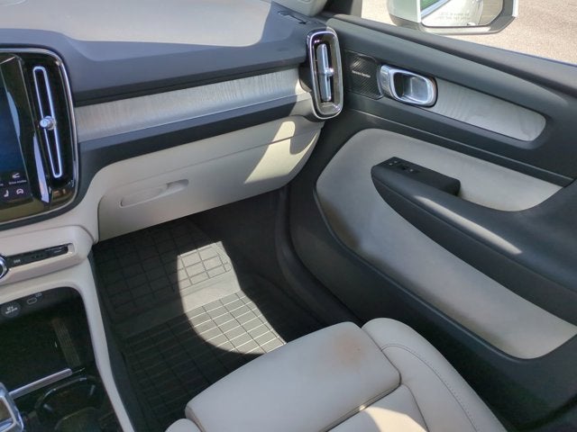 2023 Volvo XC40 Ultimate Bright Theme