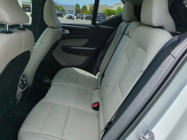 2023 Volvo XC40 Ultimate Bright Theme