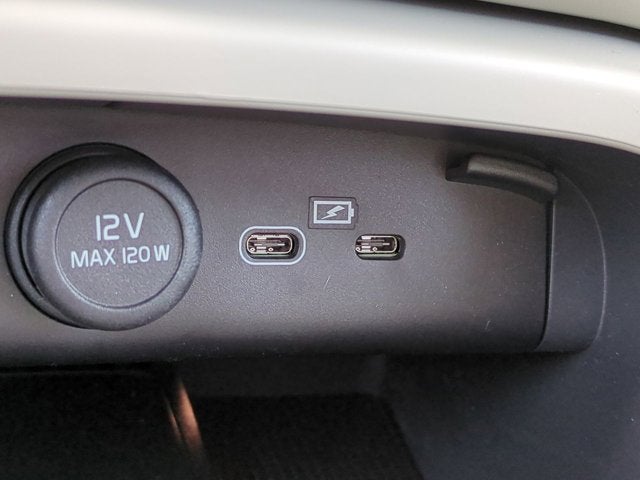 2023 Volvo XC40 Ultimate Bright Theme