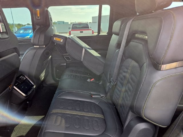 2024 Rivian R1S Base
