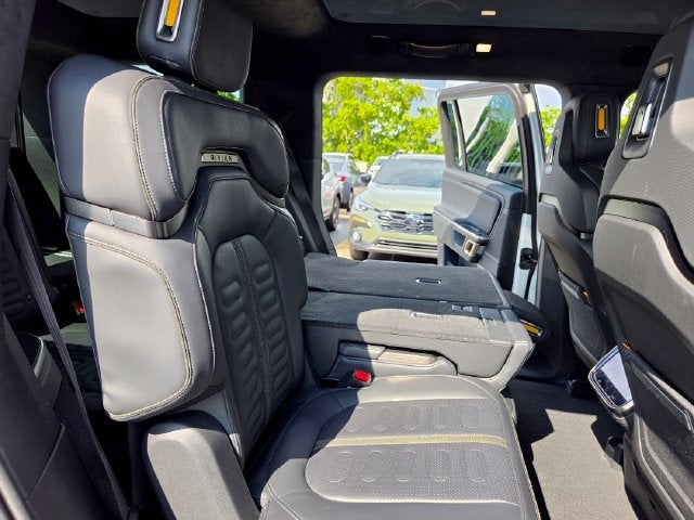 2024 Rivian R1S Base